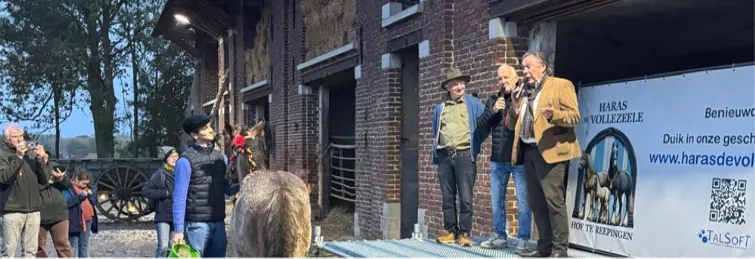 Toespraak op het podium voor de langschuur tijdens het doopfeest