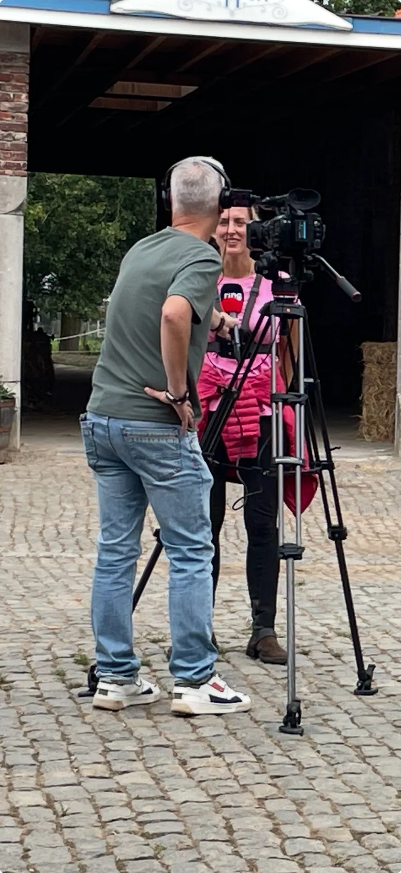 Hilse De Groote wordt op de binnenkoer geïnterviewd door RingTV