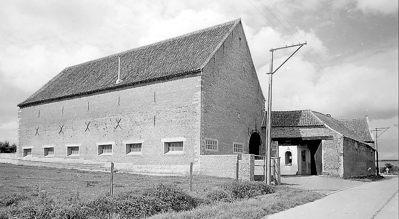 Historische foto van de grote schuur van abdijhoeve Hof te Reepingen