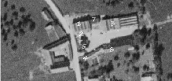 Luchtfoto van de stoeterij met de gebouwen genummerd van 1 tot 7