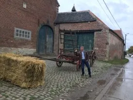 Oude houten kar op de kasseiweg voor het Hof te Reepingen