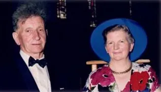 De ouders van de huidige eigenaars in feestkledij, vandaag de grootouders van de boerderij