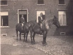Twee kinderen op trekpaarden voor de hoeve