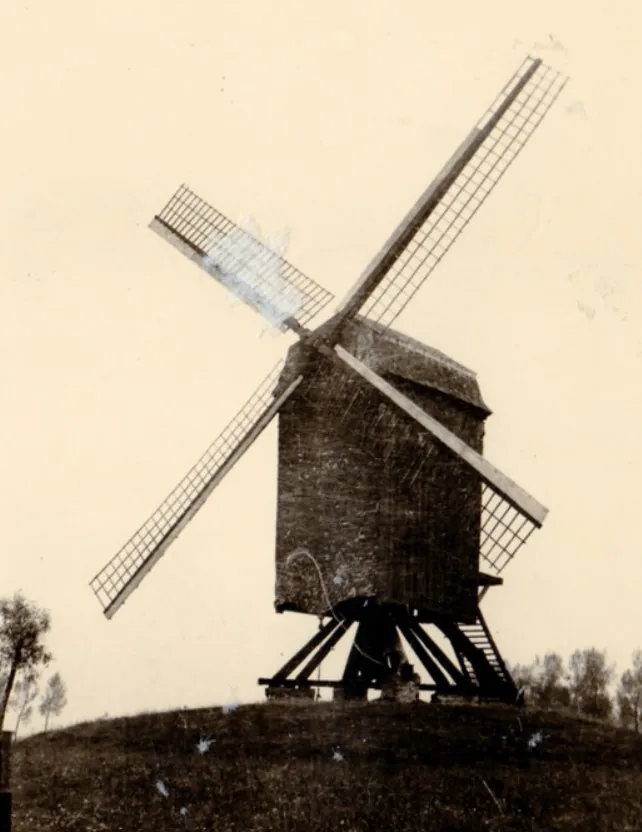 De houten staakmolen 'De Middeleers Molen' op een heuvel