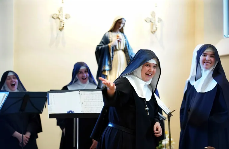 Zingende zusters in de kapel